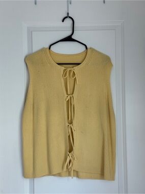 A&F Tie front sweater vest - L